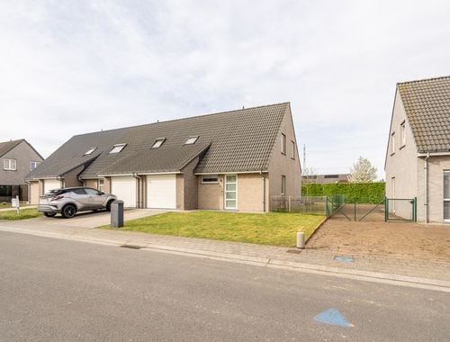                                         Koppelwoning te huur in Deerlijk, € 1.050
