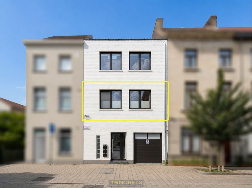 INSTAPKLAAR APPARTEMENT met 2 SLAAPKAMERS, gelegen in een KLEINSCHALIGE RESIDENTIE nabij het CENTRUM van Gent. Het gebouw onderging een TOTAALRENOVATI