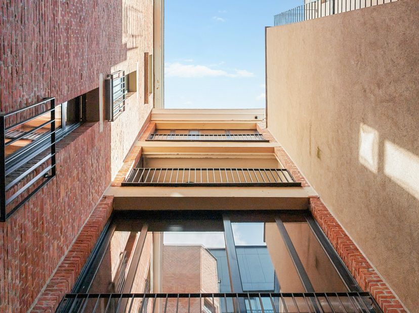 Ce triplex unique a été conçu par Vincent Van Duysen et entièrement rénové en 2010, alliant parfaitement authenticité et confort contemporain.<br />
E