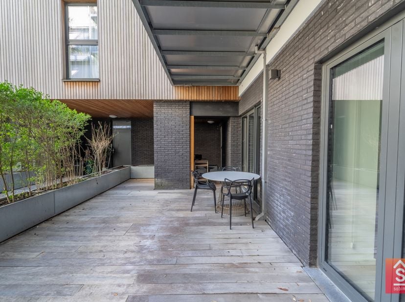 Ideaal gelegen tussen het Fernand Cocqplein en het Flageyplein, ontdek dit prachtige appartement van 100 m² bewoonbare oppervlakte (volgens EPB) op he