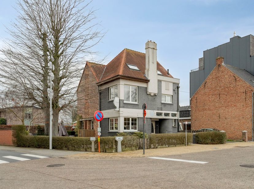 Op de Markt in Houthulst bevindt zich deze unieke en zéér centraal gelegen eigendom. Het pand bestaat uit twee delen: een handelsgelijkvloers (voorhee