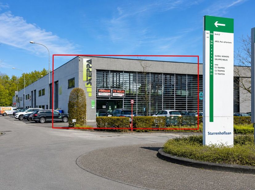 - magazijn/atelier van 252 m² <br />
- kantoor- en showroomruimte van 360 m², verdeeld over het gelijkvloers en de eerste verdieping<br />
- 10 privat