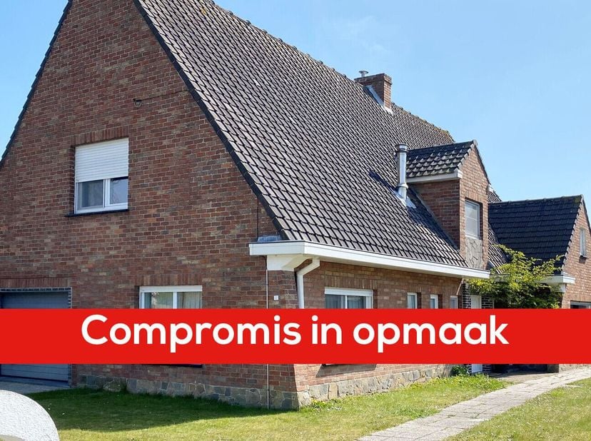 Voor meer informatie of bezoek - bel Eric 0475/82.11.11 - ook op zondag! Mooi gelegen volledig te renoveren villa tegenover natuurgebied. Perceel is 2