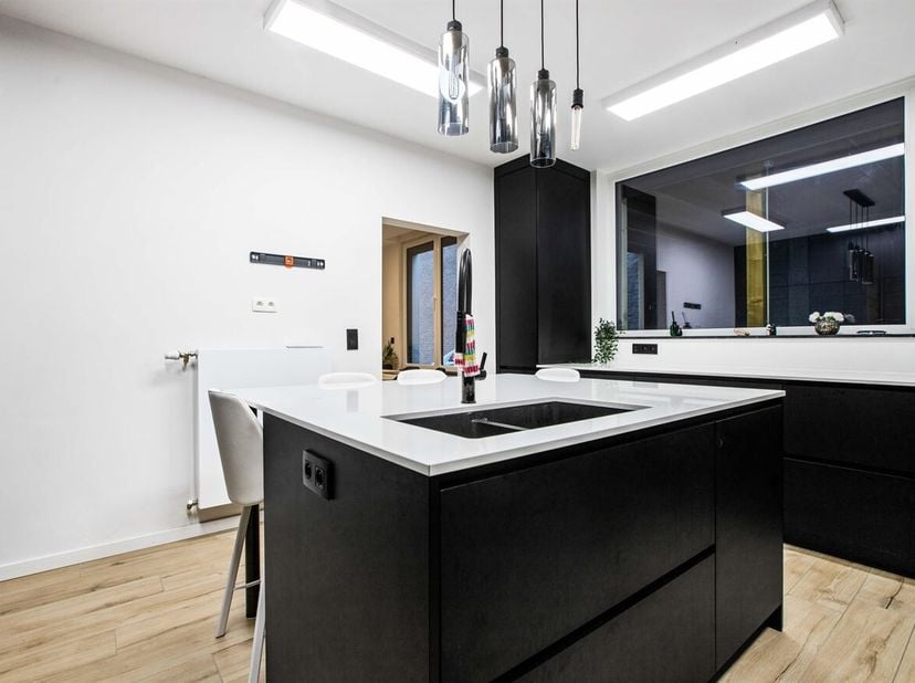 Ontdek deze recent volledig gerenoveerde woning (2024), gelegen in een rustige buurt vlak bij het centrum van Genk. De woning combineert een praktisch