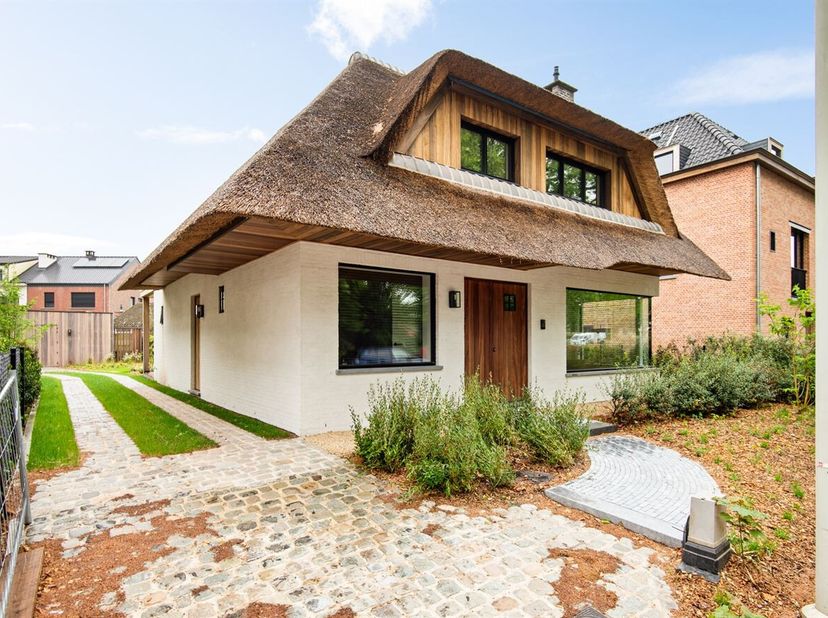 Deze prachtige villa, te Zandhoven werd in 2025 2026 volledig gerenoveerd met oog voor detail, hoogwaardige materialen en een luxueuze afwerking. <br