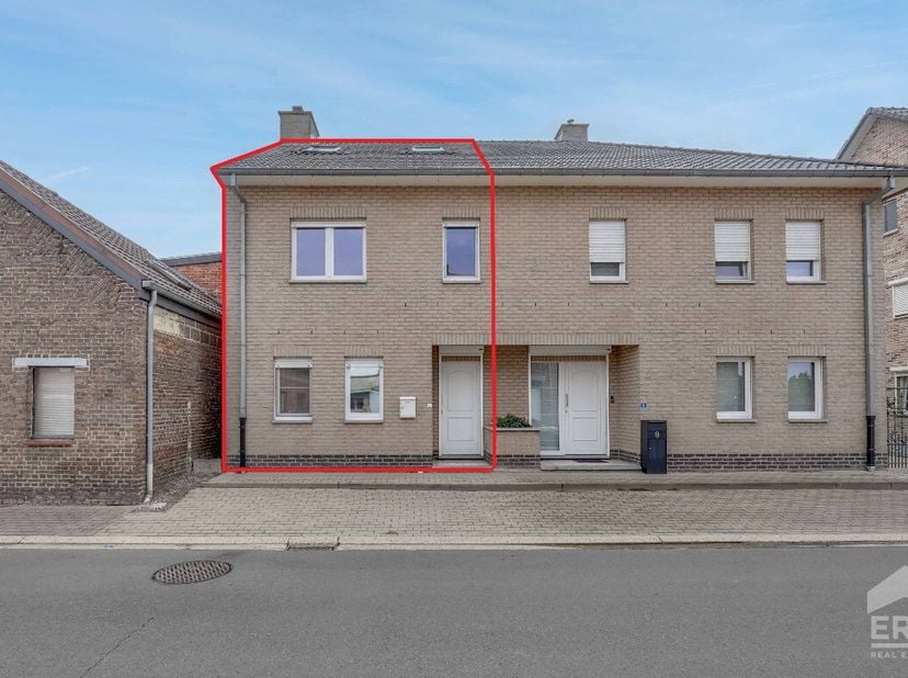 Instapklare woning met 3 slaapkamers en 2 badkamers, gelegen vlakbij het centrum van Maasmechelen en de Mechelse Heide.Deze woning met een bewoonbare