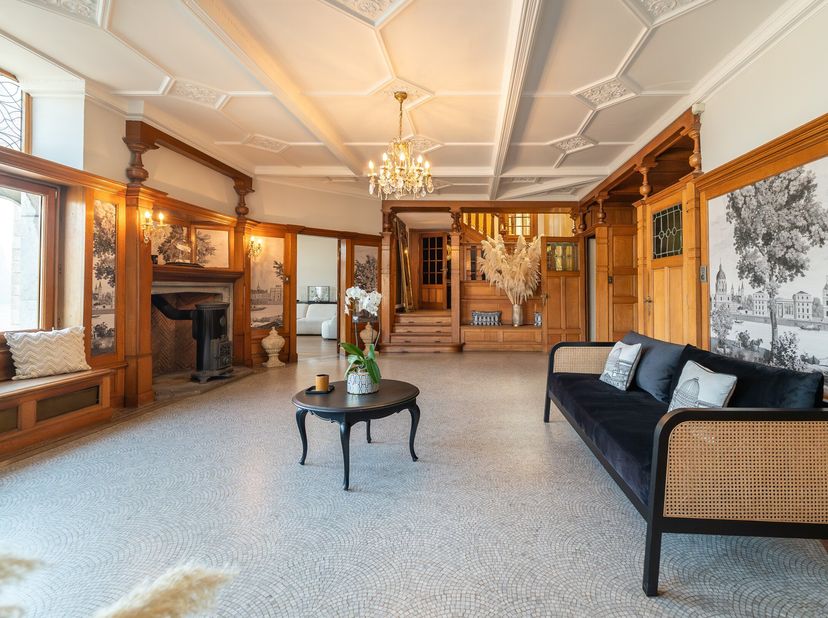 In Wépion, op 2 km van Namen, een landhuis in Belle Époque-stijl uit 1903, met een bewoonbare oppervlakte van 548 m² (EPB-klasse D) op een perceel van