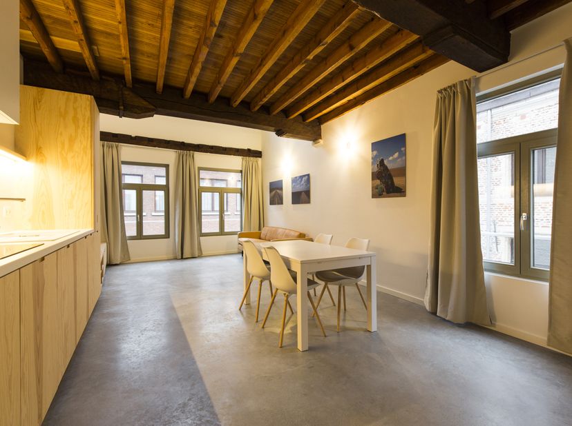 Gelegen in de levendige Sint-Andries, bevindt dit appartement zich op een bijzonder centrale locatie in Antwerpen. In de onmiddellijke omgeving vindt