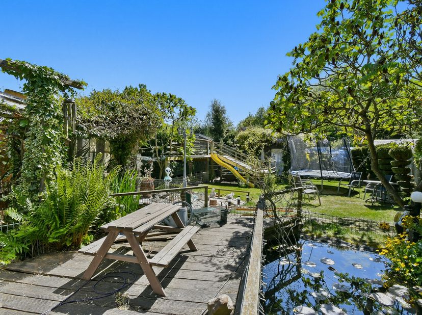 Deze gezinswoning biedt een uitstekende basis voor wie op zoek is naar een woning met ruimte, potentieel en vooral een heerlijke tuin om volop van het