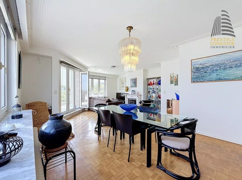 MOLENBEEK-SAINT-JEAN - REF: 87256624 - PENTHOUSE met 3 kamers, terras en garage!<br />
Hartverscheurend.<br />
Gelegen op de vijfde verdieping van een