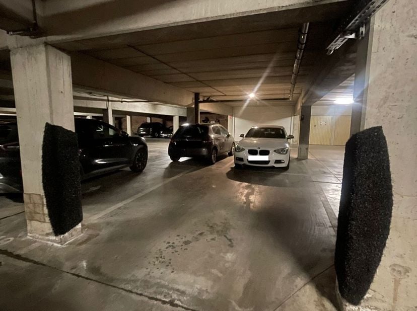Ruime ondergrondse parkeerplaats te koop op toplocatie in centrum Genk (2 beschikbaar - naast elkaar)<br />
Bent u op zoek naar een vlot bereikbare en