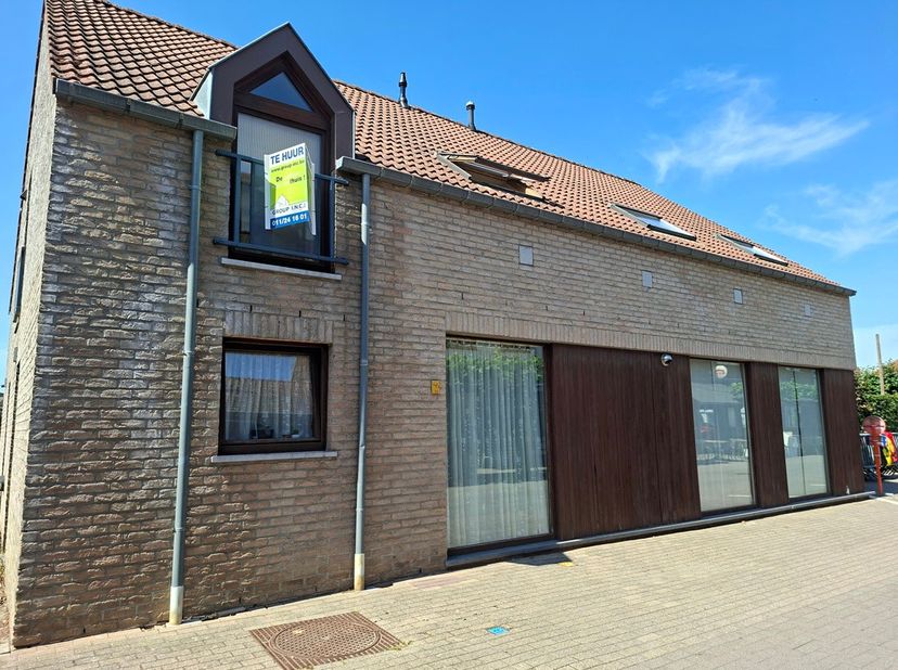 Ruim eigentijds appartement met 1 slaapkamer, ingerichte keuken en badkamer, living, zolder en autostandplaats.<br />
<br />
De vaste kosten van € 20,