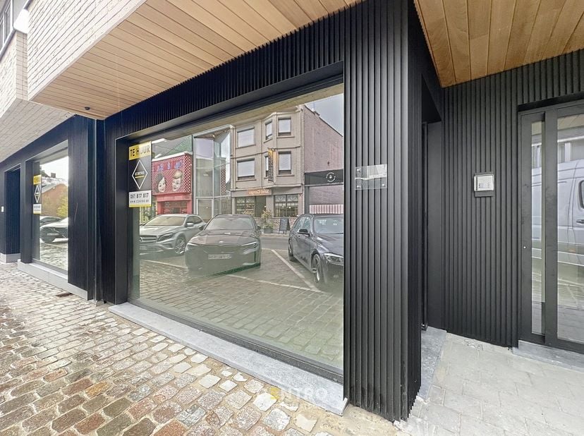 Handelsgelijkvloers - kantoor - praktijkruimte.&amp;nbsp;Nieuw EPC, na gedane werken, in opmaak !<br />
<br />
INDELING:<br />
Gelijkvloers (± 58,20 m²):&amp;