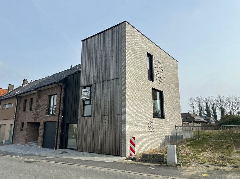 Links van de gekende Villa Santa Maria wordt een prachtige nieuwbouw bel-etagewoning aangebouwd met een stijlvol en tijdloos karakter. De woning besch