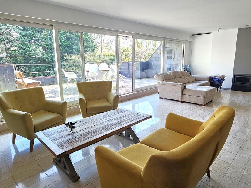 Superbe appartement penthouse sis au premier et dernier étage d'un immeuble de standing de 4 unités seulement. Il se compose au premier niveau du dupl