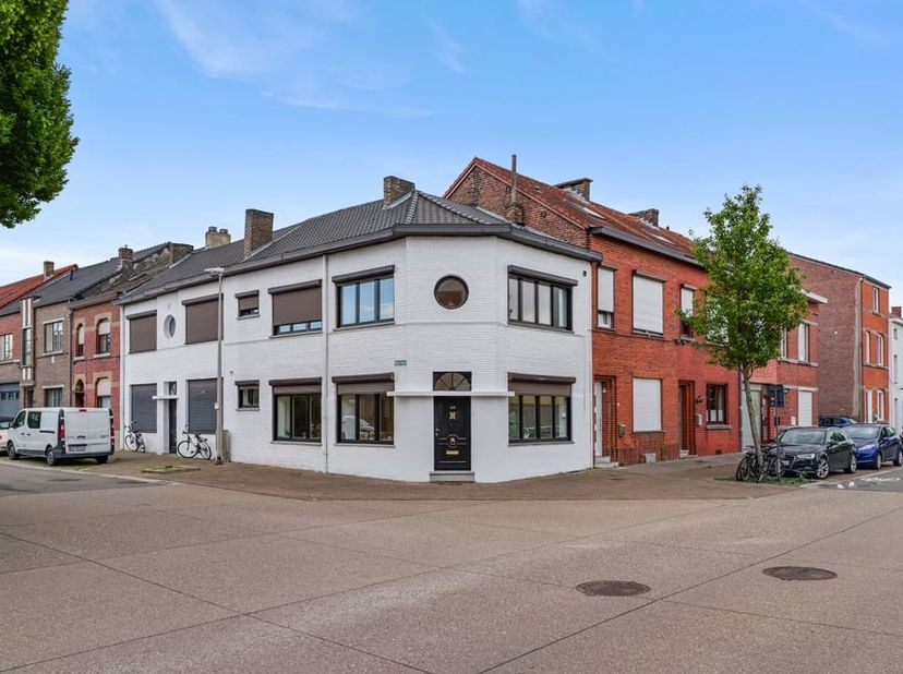 Welkom in deze knappe gerenoveerde woning, gelegen op slechts 800 meter van het bruisende centrum van Sint-Truiden. Naast de centrale ligging kan men