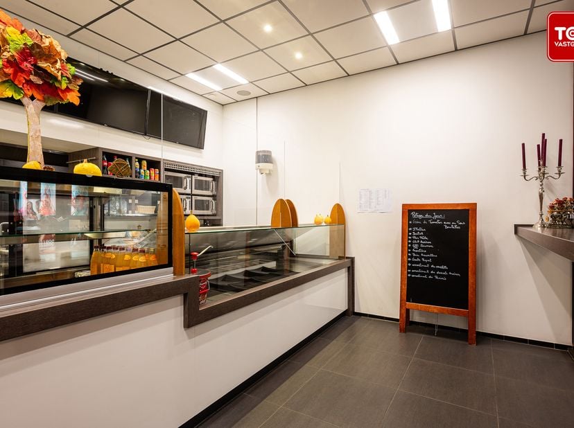 Handelszaak met heel veel potentieel!<br />
Deze zeer goed draaiende broodjeszaak, gelegen vlakbij het Erasmusziekenhuis, is over te nemen (handelsfon