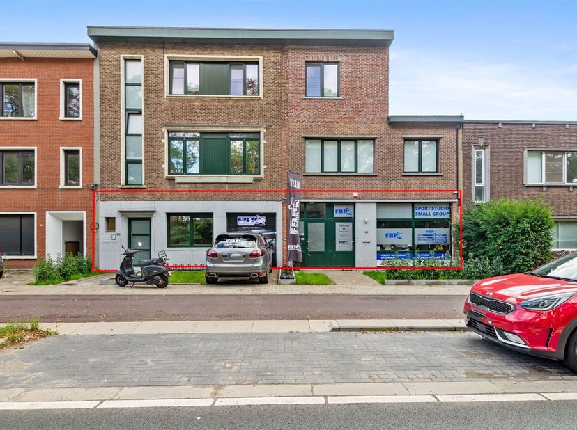 Riant sportcomplex/commerciële ruimte/kantoor (775m²) biedt tal van mogelijkheden op centrale ligging te Mortsel! <br />
Omschrijving: Riant sportcomp