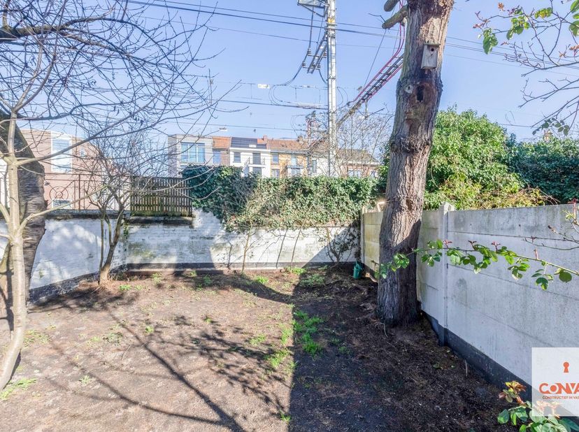 Deze instapklare, volledig gerenoveerde woning combineert hedendaags comfort met een praktische indeling.<br />
<br />
Bij het binnenkomen bevindt zic