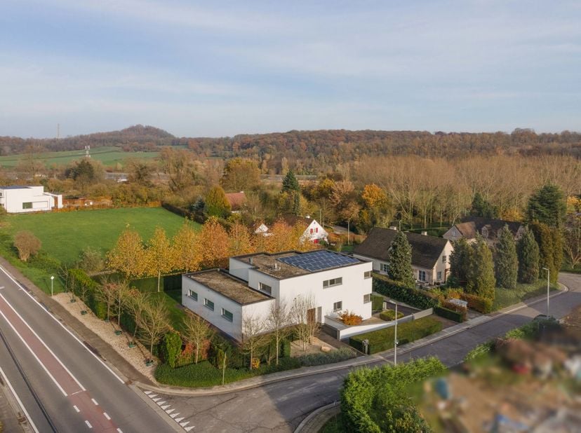 Villa exclusive avec piscine int&amp;eacute;rieure et confort de vie haut de gamme &amp;agrave; quelques minutes de Maastricht. Dans la vall&amp;eacute;e vallonn&amp;