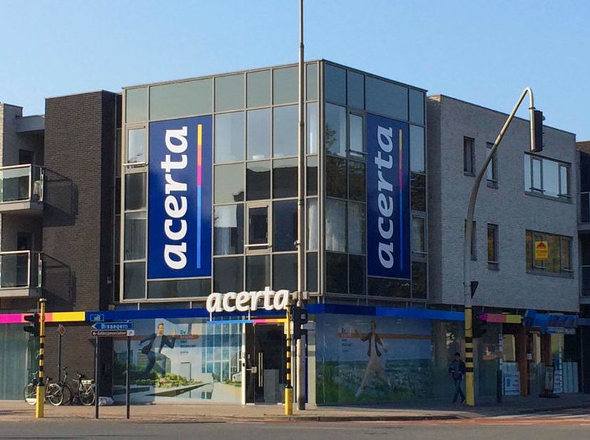 Kantoor van ca. 283 m² te huur in Kortrijk. Het pand bevindt zich op een invalsweg naar Kortrijk en beschikt over een uitstekende visibiliteit.<br />