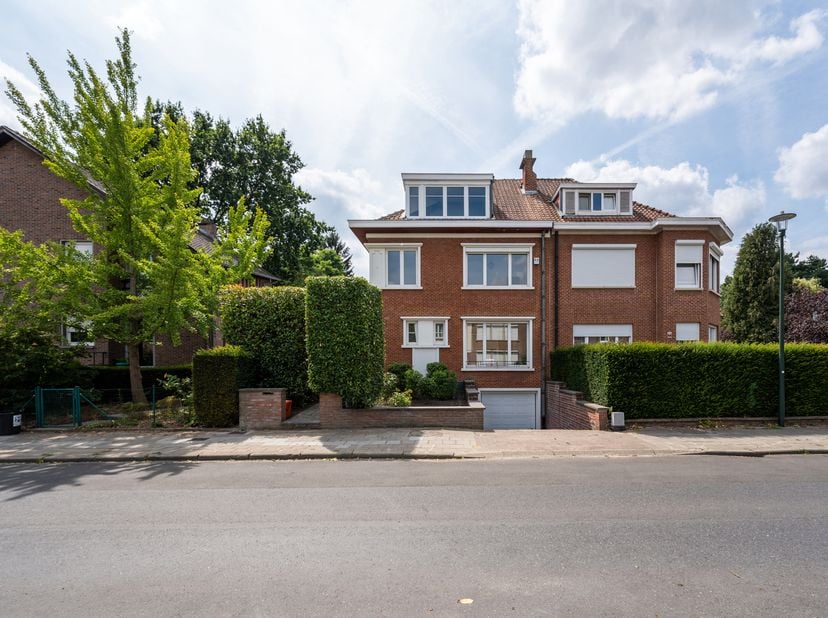 SINT-PIETERS-WOLUWE, ideaal gelegen in de onmiddellijke nabijheid van het Dumonplein, charmante HALFOPEN BEBOUWING (4 slpk/3 badk + ingerichte zolder)