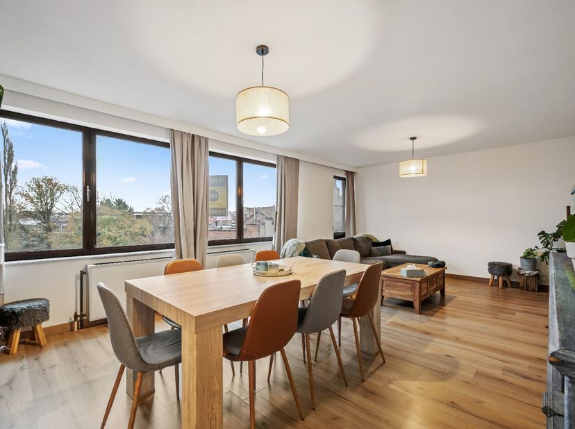 Dit instapklare appartement is gelegen in het hart van Tienen en biedt een standaard van comfort en luxe. Het appartement beschikt over een ruime leef