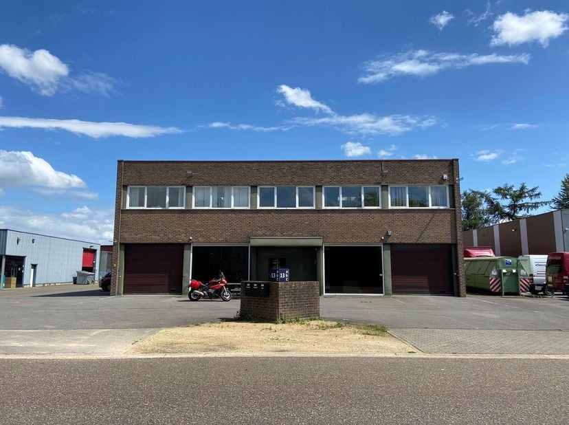 Fantastisch gelegen kantoorruimte van 910 m² met 15 privatieve parkeerplaatsen te huur op slechts 1 km van de E40 op- en afrit 23 Haasrode-Blanden.<br