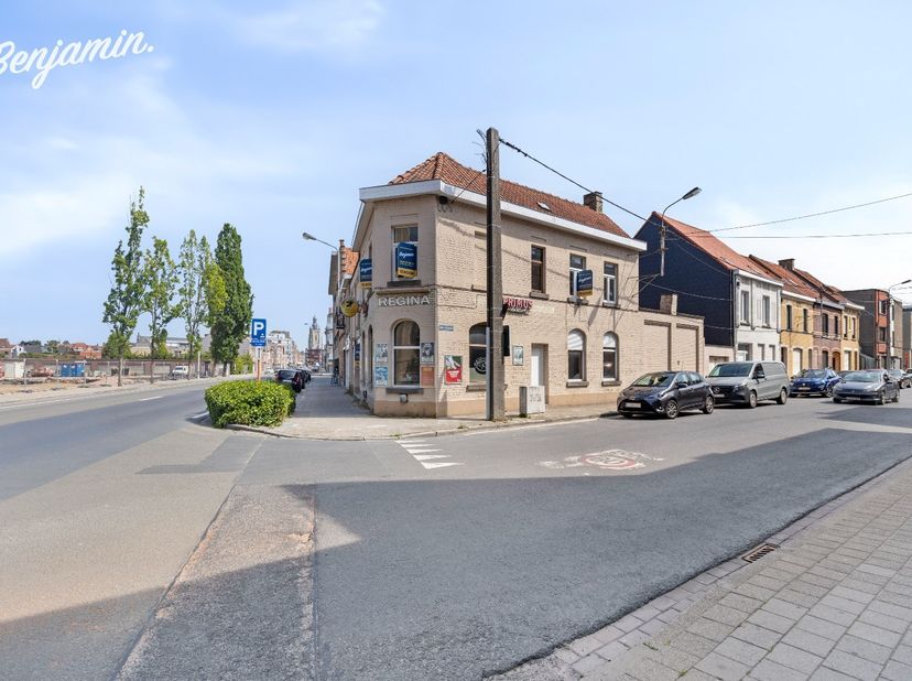 - Ideale ligging in Roeselare: Meensesteenweg 93<br />
- Handelszaak/hoekwoonst, gelegen vlak vóór een volledig nieuwe projectontwikkeling<br />
- Ing