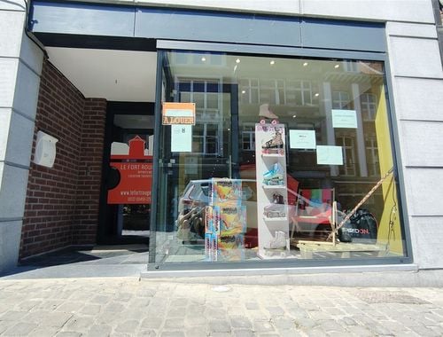                                         Kantoor te huur in Tournai, € 850
