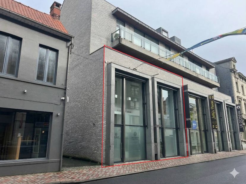 Kantoorruimte van ca. 304m² gelegen in de Delaerestraat te Roeselare. Dit geheel biedt een perfecte combinatie van visibiliteit voor uw onthaal en rus