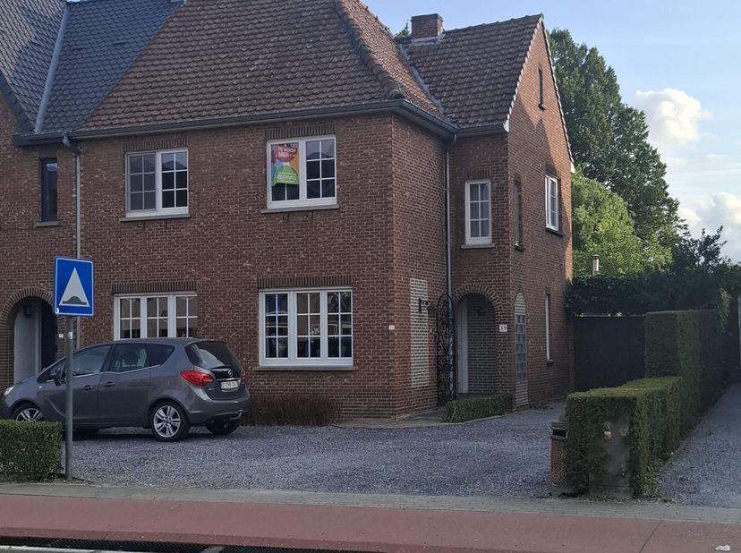 Aantrekkelijke, karaktervolle halfopen bebouwing op royaal perceel in Alken.<br />
Deze ruime en karaktervolle halfopen bebouwing met een bewoonbare o