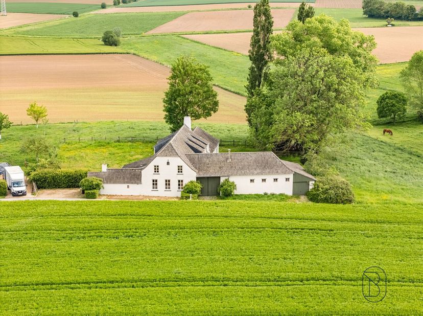 Te koop: charmant landhuis op 5.547m² met uniek zicht!<br />
In het rustige en landelijke Maarkedal, bevindt zich dit authentiek landhuis op een uitzo
