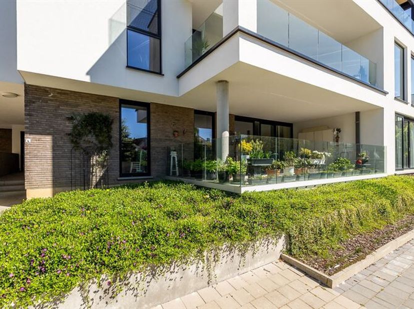 Op zoek naar een zorgeloze investering of een eigen stekje in het hart van Scherpenheuvel? Dit leuke nieuwbouw gelijkvloers appartement combineert hed