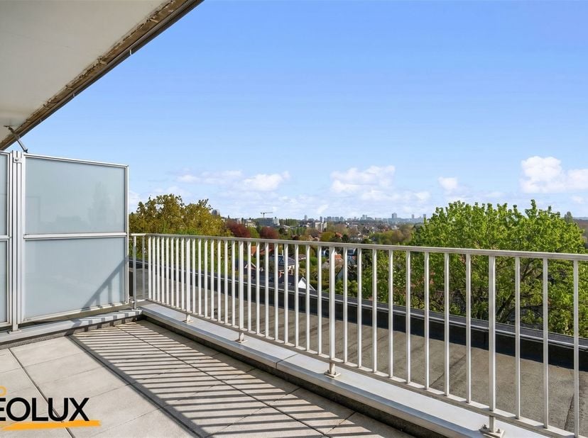 Welkom in dit charmante penthouse appartement in Anderlecht, een ideale plek voor wie op zoek is naar comfort en ruimte in een groene omgeving. Dit vo