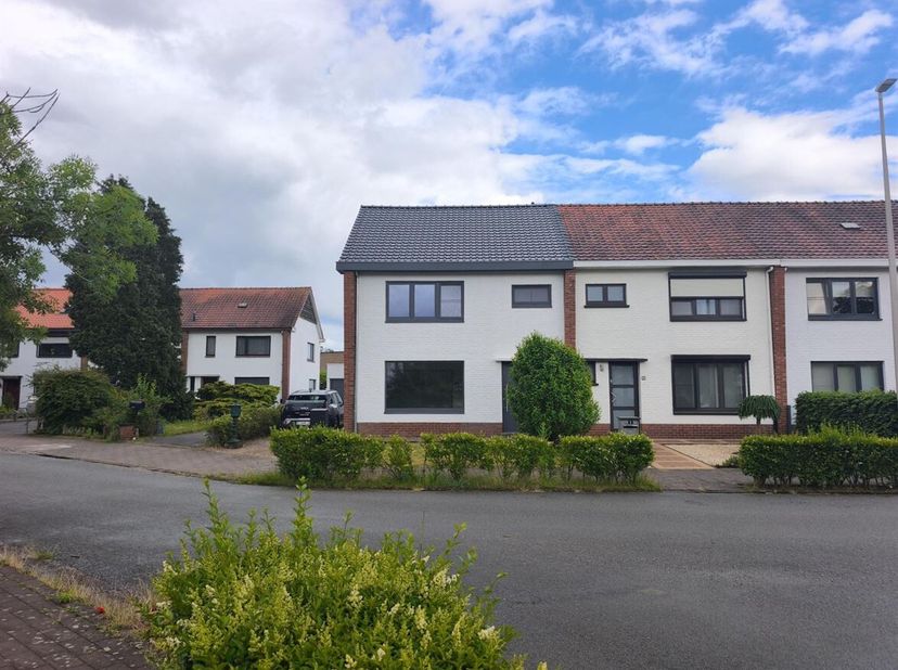 Ruime woning met 3 slaapkamers en tuin in Houthalen-Helchteren<br />
Ligging<br />
Deze verzorgde woning is gelegen aan het Koningsplein 1 in Houthale