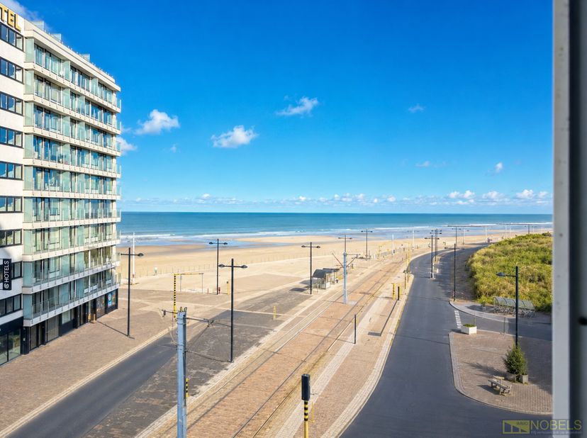 INSTAPKLAAR APPARTEMENT met een gunstige ligging en PRACHTIG ZIJDELINGS ZEEZICHT in het HART VAN MIDDELKERKE. Op wandelafstand van de ZEEDIJK, tramhal