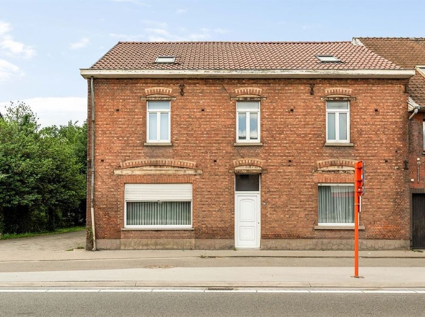 Ruime halfopen bebouwing met 5 slaapkamers, zolder, 2 garages en omheinde tuin in Helchteren<br />
Bent u op zoek naar een ruime gezinswoning met tal