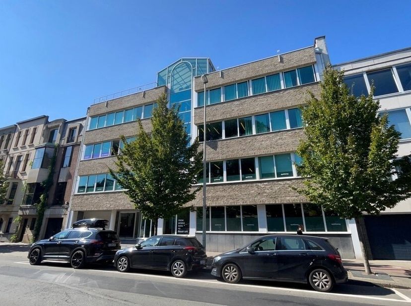 Découvrez ce bureau de plain-pied à louer près du Singel à Anvers, idéalement situé entre l'avenue Jan Van Rijswijck et le croisement de la Markgravel