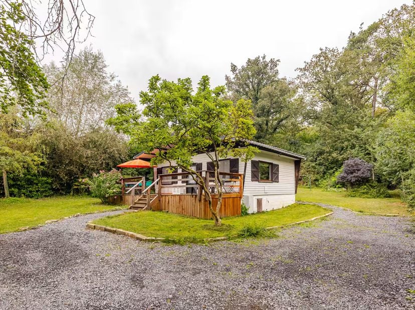 Gerenoveerde chalet met groot bosrijk perceel – Rust en natuur<br />
Te koop: volledig gerenoveerde chalet gelegen in een rustige, groene omgeving.<br