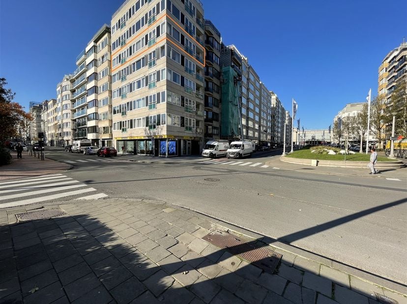 Ruim, verzorgd en stijlvol gemeubeld appartement gelegen op de 5de verdieping van de residentie San Michele. Centraal gelegen met zicht op de groene o