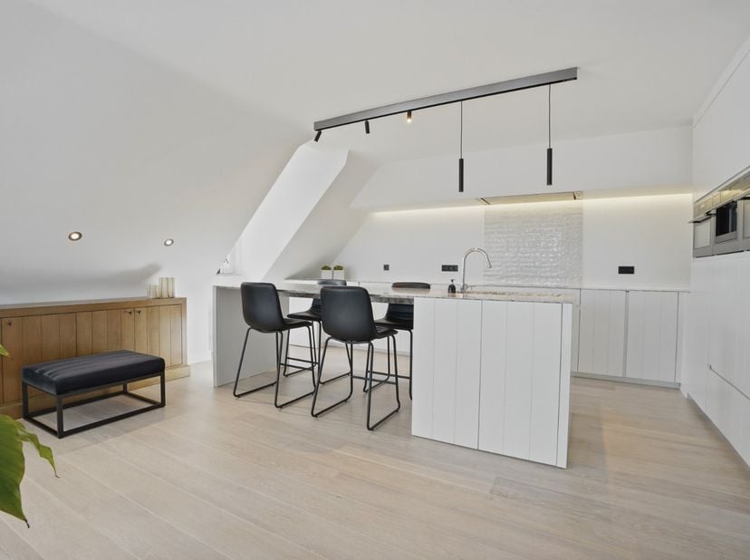 Instapklaar duplexappartement (125 m²) met zicht op de kaai in Nieuwpoort-Stad<br />
Bent u op zoek naar een luxueuze uitvalsbasis in het hart van Nie