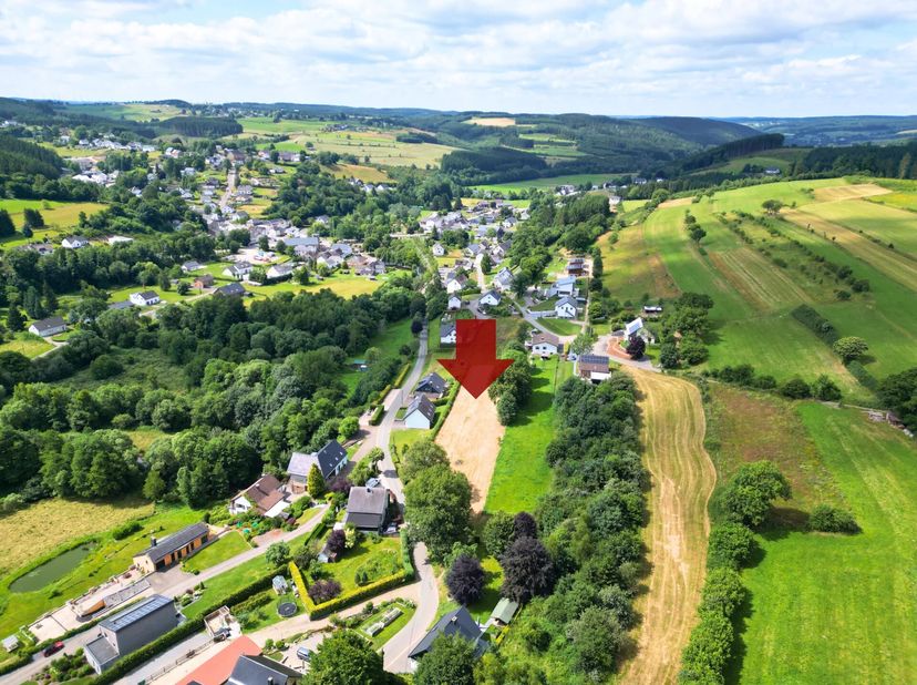 Ontdek dit uitzonderlijk grote perceel op een idyllische locatie in Schönberg  een echt juweeltje met een oppervlakte van 2.904 m². Omgeven door natuu