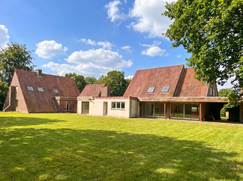 Deze enorme totaal te renoveren architecten villa op 3 percelen (bouw) grond, met een woonoppervlakte van ongeveer 925 m², biedt een overvloed aan rui