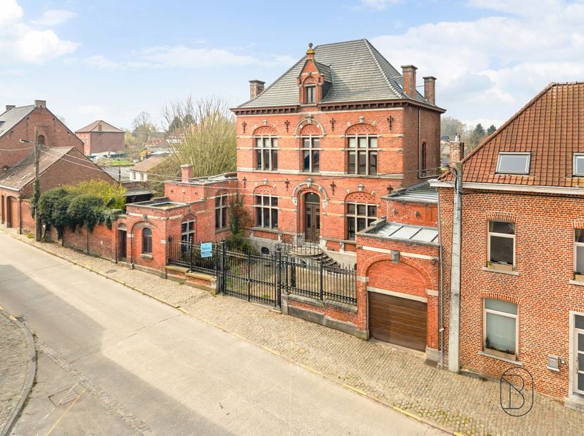 Imposante maison de maître dotée d'un magnifique jardin orienté sud et d'un potentiel exceptionnel, située sur un vaste terrain de 1 570 m². Cette dem