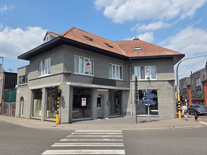 ZEER RUIM DUPLEXAPPARTEMENT MET 5 SLAAPKAMERS EN 2 BADKAMERS MET OP GELIJKVLOERS HANDELSPAND&amp;nbsp;<br />
oprit met parkeergelegenheid, tuin&amp;nbsp;<br /