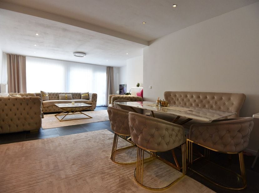 Rijwoning op 73 m² (98 m² bruikbare vloeroppervlakte ) met :<br />
Gelijkvloers:<br />
- leefruimte<br />
- open keuken met spoelbak, gaskookfornuis,