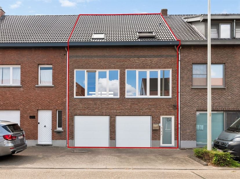 Volledig vernieuwde energiezuinige gezinswoning met dubbele inpandige garage<br />
Richtprijs: 425.000 euro<br />
De woning is gelegen in een aangenam