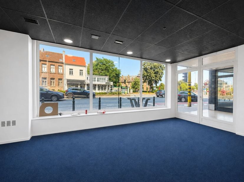 Bent u op zoek naar een strategisch gelegen handelspand met een uitstekende zichtbaarheid? Dit ruime commerciële pand van 139 m² bevindt zich op een t