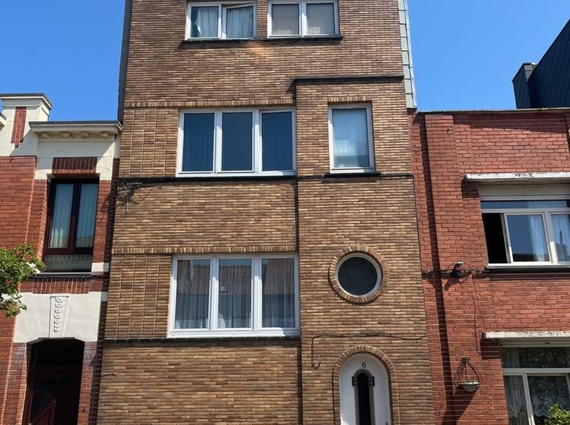 Gezellig en lichtrijk appartement met 1 slaapkamer. Het appartement beschikt over een zeer ruime en lichtrijke woonkamer, een basis uitgeruste keuken